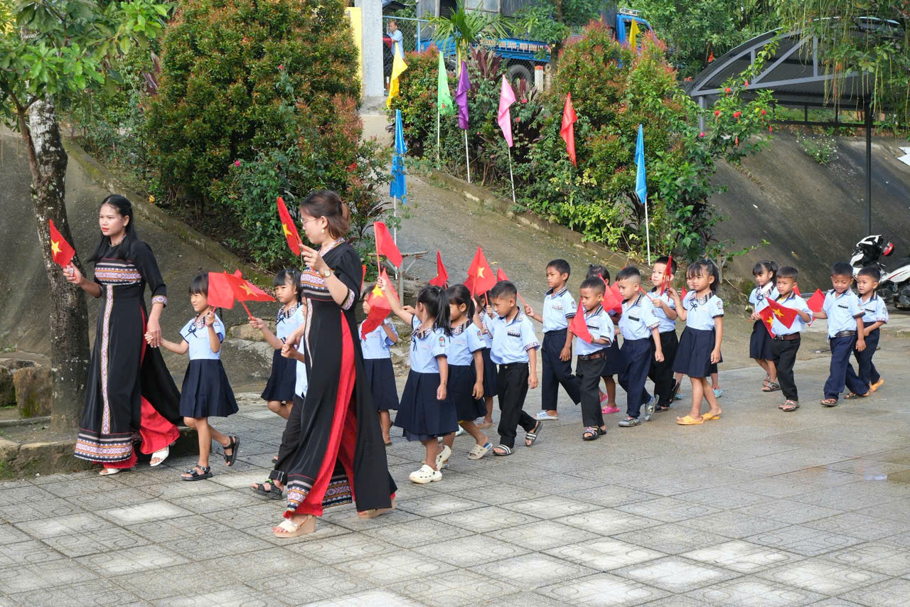 Cô và trò Trường PTDTBT TH Ngọc Linh trong ngày đầu năm học mới