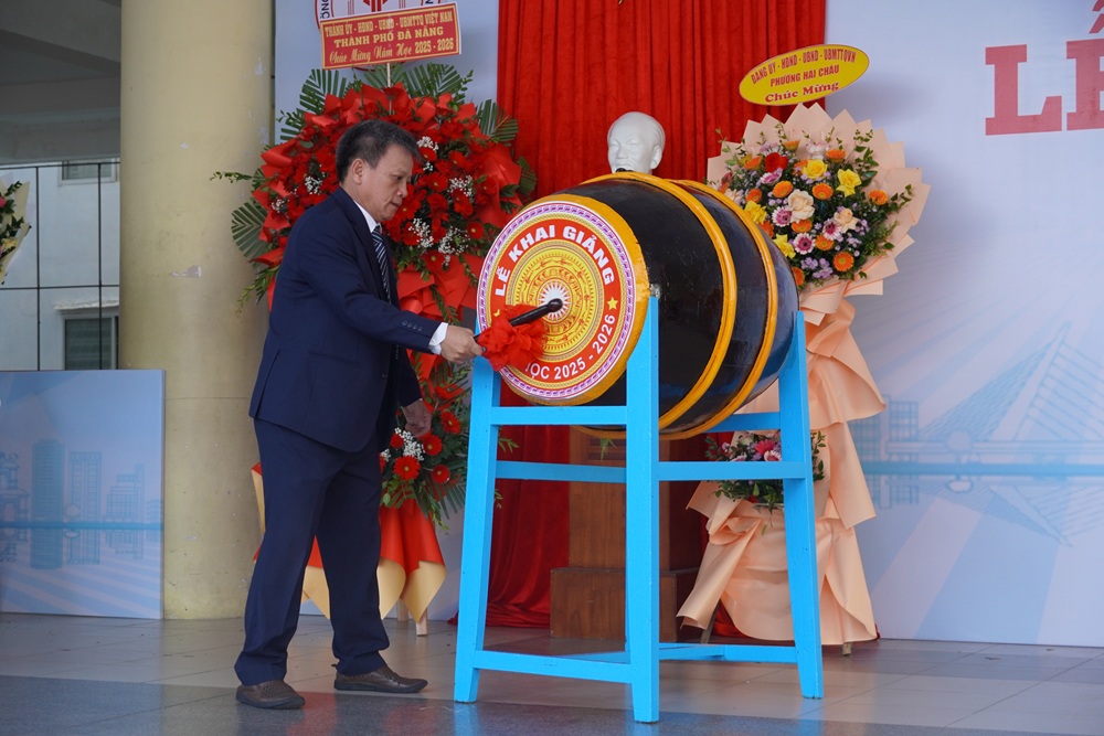 Thầy Nguyễn Cửu Huy- Hiệu trưởng Trường THPT Trần Phú phát biểu khai giảng năm học mới