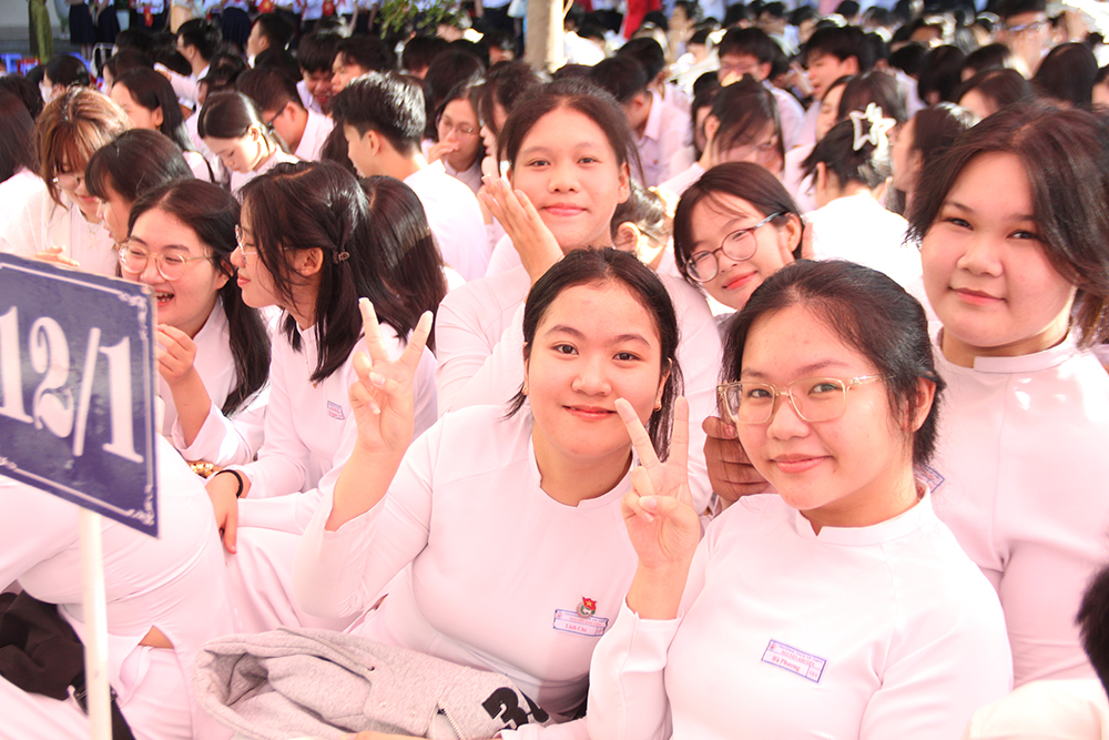 Niềm vui của các em học sinh Trường THCS&THPT Nguyễn Khuyến trong ngày tựu trường