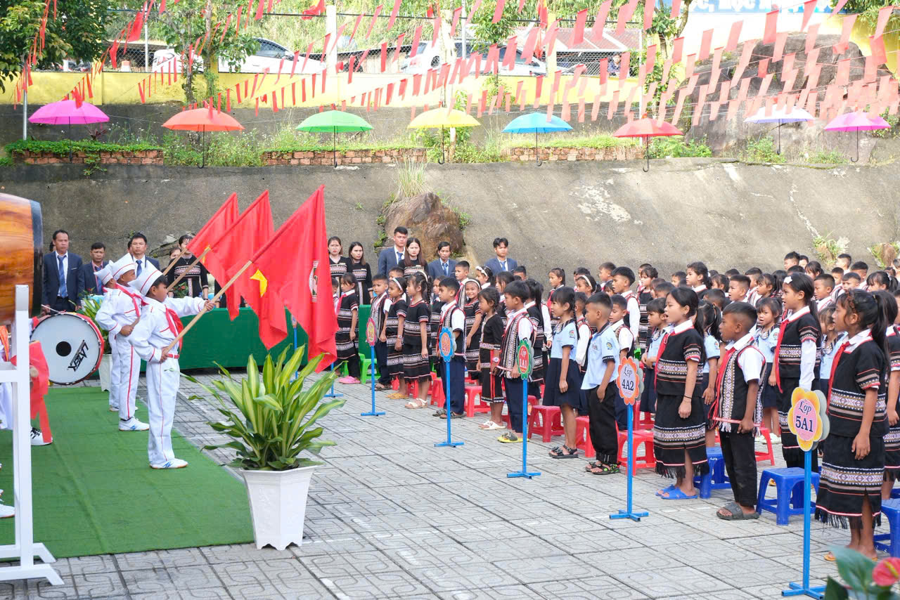 Không khí khai giảng tại Trường PTDTBT TH Ngọc Linh